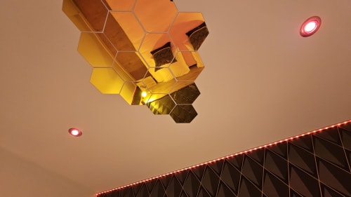Élégant luminaire hexagonal au plafond avec éclairage chaleureux dans la Diamond'Suite de la Résidence L'Hermitière, France