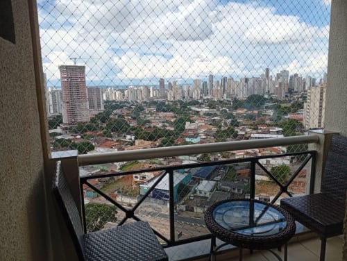 Vista da varanda do apartamento Wellington Rodovalho com o horizonte de Goiânia, prédios e vegetação verde abaixo