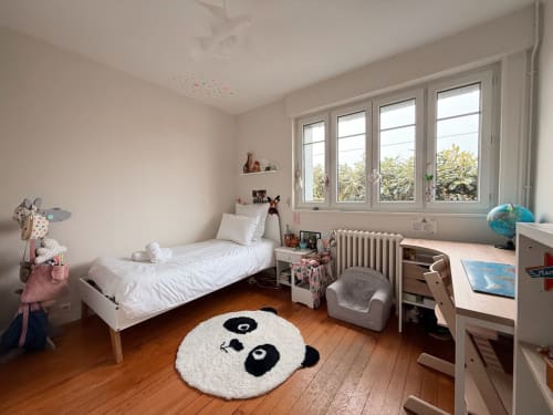 Chambre d'enfant à la Villa Eleonore de la Maison ARLOÉ à La Rochelle, avec lit, bureau et tapis panda sur parquet