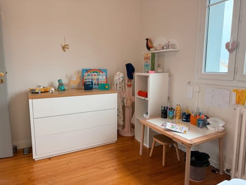 Chambre d'enfant à la Villa Eleonore, Maison ARLOÉ à La Rochelle, avec mobilier blanc, bureau en bois et rangements à jouets.