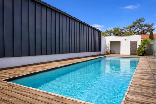 Villa de luxe avec piscine privée chauffée, terrasse en bois et architecture moderne à La Rochelle