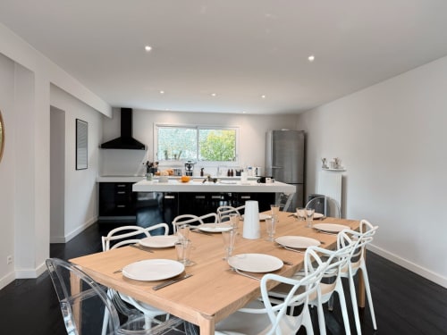 Cuisine ouverte et salle à manger contemporaine à la Villa Eleonore, Maison ARLOÉ La Rochelle