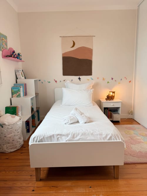 Chambre d'enfant avec lit blanc, parquet et décoration murale à Villa Eleonore, Maison ARLOÉ La Rochelle