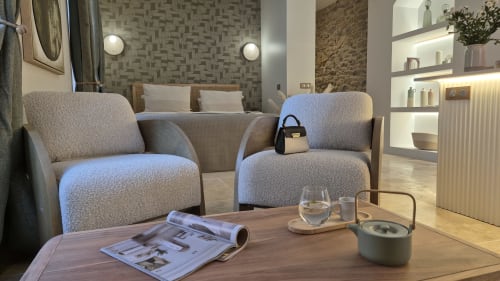 Modern zitgedeelte in Moulin Renaudiots, Autun, met eigentijds meubilair en minimalistisch design