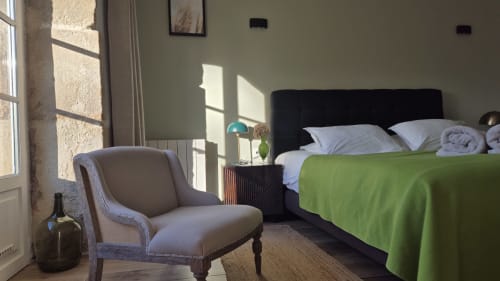 Saint Pierre kamer in hotel Moulin Renaudiots in Autun met queensize bed, groen deken, fauteuil en tuinuitzicht