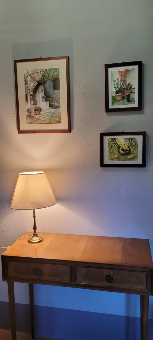 Desk with lamp and framed artwork in Mimosa e Olivo room at Rendola Riding, Montevarchi