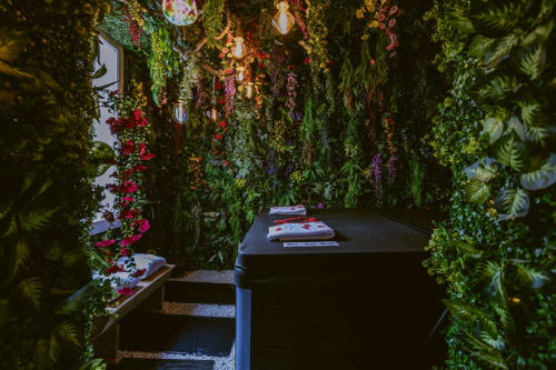 La Jungle Room aux Gîtes De Dordogne : un refuge botanique immersif aux verdoyantes plantes et fleurs éclatantes