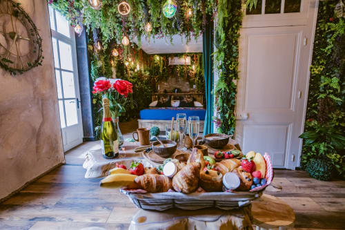 Petit-déjeuner gourmand à La Jungle Room des Gîtes De Dordogne : pâtisseries, fruits frais et champagne
