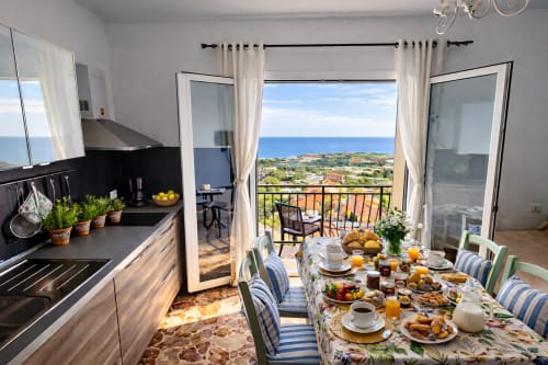 Cucina e zona pranzo dell'appartamento Mimosa con terrazza vista mare presso l'Agriturismo Il Vecchio Mulino, Terzorio