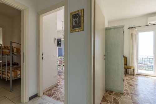 Corridoio dell'appartamento Mimosa ad Agriturismo Il Vecchio Mulino, Terzorio con porte affacciate sul mare