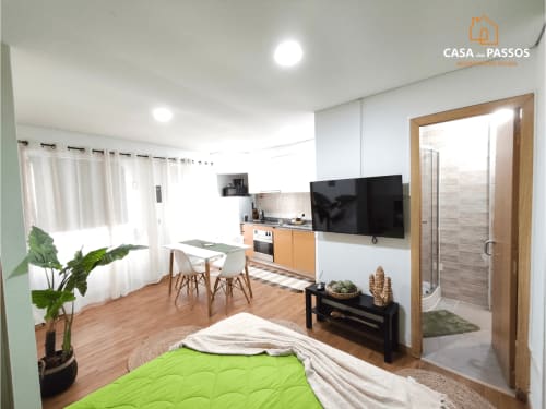Estúdio Casa Dos Passos em Guarda com cozinha, área de refeições, cama, TV e comodidades modernas