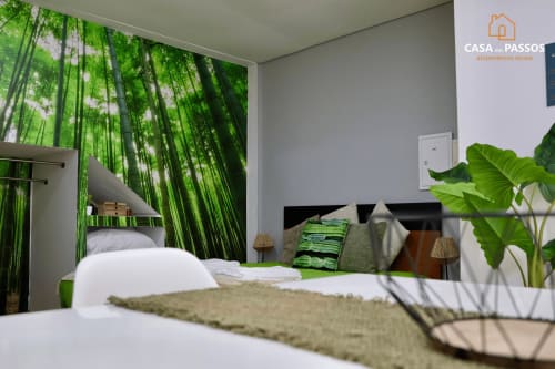 Quarto moderno em Casa Dos Passos, Guarda, com mural de floresta de bambu, acentos verdes e mobiliário contemporâneo