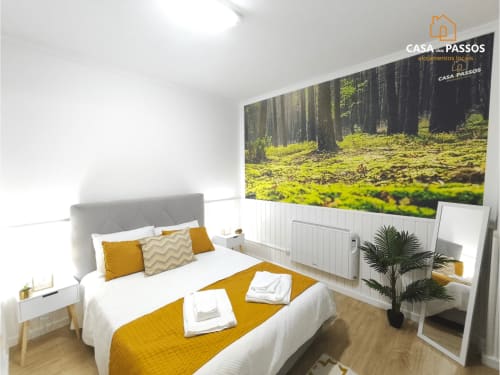 Quarto moderno em Casa dos Passos, Guarda com detalhes em mostarda, arte florestal na parede e móveis contemporâneos