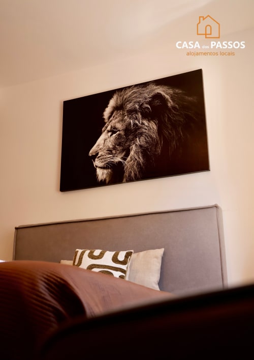 Retrato de leão acima da cama no apartamento Casa Dos Passos, hospedagem em Guarda com decoração moderna