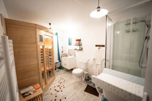 Salle de bain moderne à la Résidence Kelys Boulogne-Sur-Mer avec sauna, douche spacieuse, toilettes et vasque
