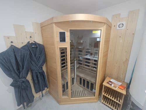 Cabin de sauna infrarouge moderne à la Résidence Kelys à Boulogne-sur-Mer avec peignoirs et accessoires à proximité