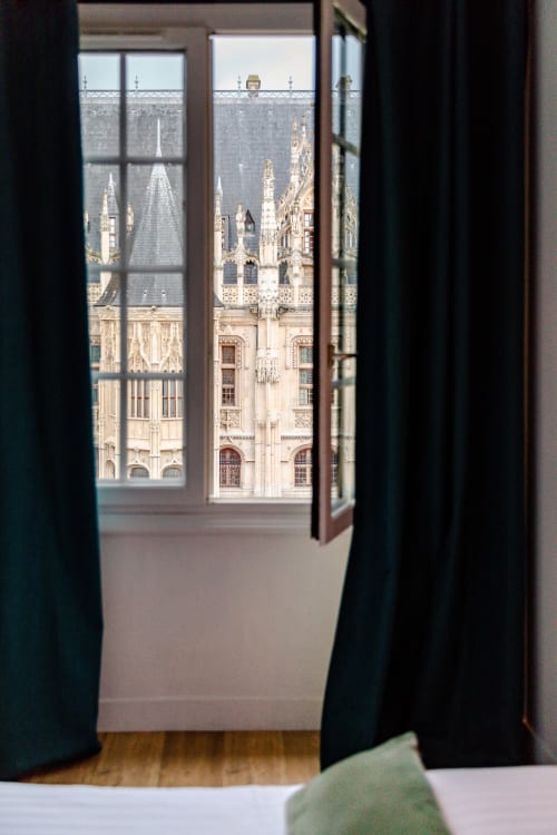 Vue du Palais de Justice de Rouen depuis la fenêtre d'une chambre de l'Hôtel les Initiés