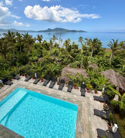 La piscine du resort Le Chissioua surplombant l'océan turquoise et les îles de Sada, paradis tropical de Mayotte