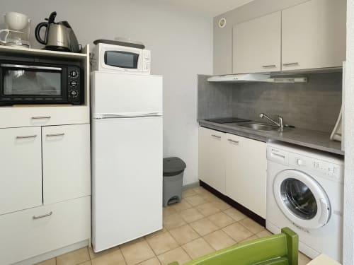 Cuisine et buanderie modernes de l'Appartement 81 à Le Vallon des Sources, Digne-les-Bains, avec équipements et finitions blanches