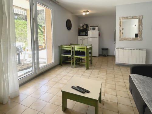 Table de salle à manger verte dans l'espace ouvert du Vallon des Sources, Digne-les-Bains avec cuisine et accès à la terrasse
