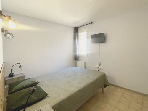 Chambre de l'Appartement 81 au Vallon des Sources, Digne-les-Bains, avec lit, TV murale, fenêtre et équipements modernes