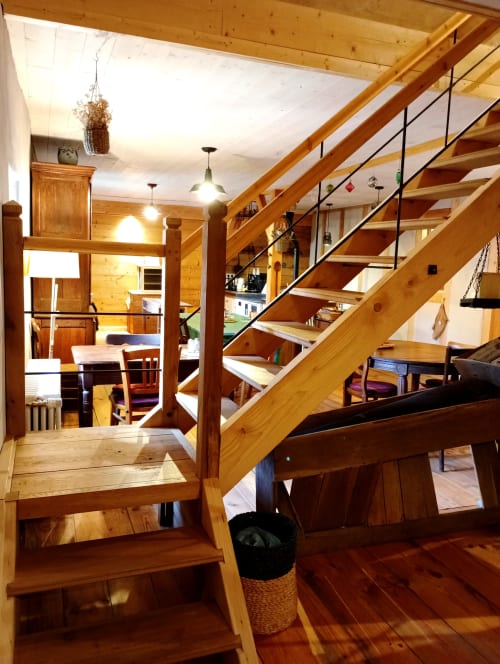 Intérieur en bois de la chambre La bluterie à la Paulusmühle B&B à Soucht, France, avec escalier et espace de vie ouvert