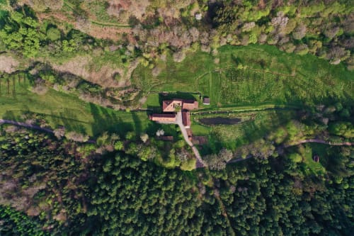 Vue aérienne de la Paulusmühle B&B entourée de forêts et de champs verdoyants à Soucht, France