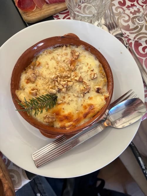 Piatto di pasta al forno con noci e rosmarino alla Locanda del Sasso di Crodo, Italia