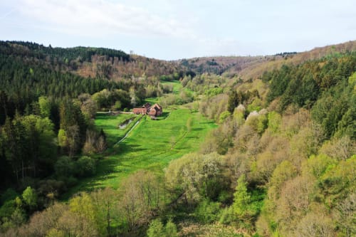 Gîte Paulusmühle niché dans une vallée verdoyante aux collines boisées à Soucht, France