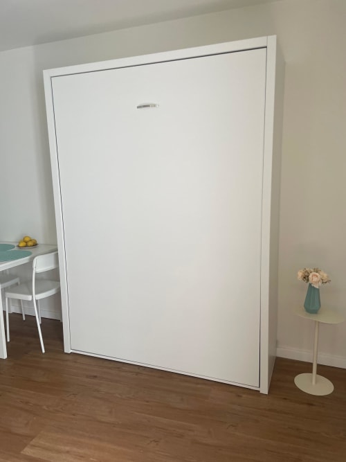 Cama dobrável moderna com moldura branca no estúdio de Casa Da Avó Ilda, Matosinhos