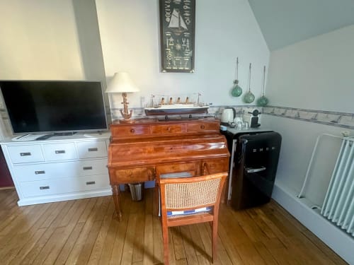 Chambre marine au Relais Du Destin avec bureau en bois, télévision, décoration nautique et vue sur la rivière à Vertrieu
