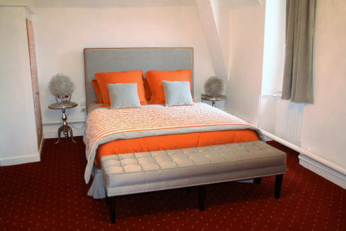 Suite Intemporelle élégante au Relais Du Destin avec accents orangés, lit king et vue sur la rivière à Vertrieu