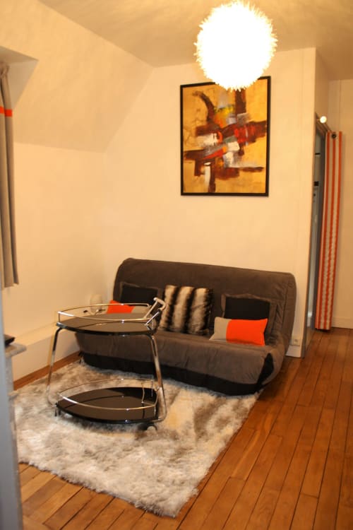 Élégant salon de la Suite Intemporelle au Relais Du Destin avec canapé design et œuvres d'art, Vertrieu
