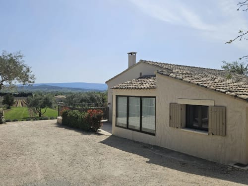 Beige steinernes Landhaus in Gordes mit Terrasse, Gärten und Weinbergblick in der Provence