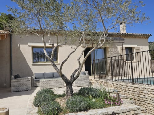 Steinhäuschen in Gordes mit Olivenbäumen, Gartenterrasse und modernen Annehmlichkeiten in der Provence