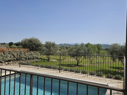 Terrasse avec piscine vue sur les oliviers à la maison d'hôtes de Gordes, Provence