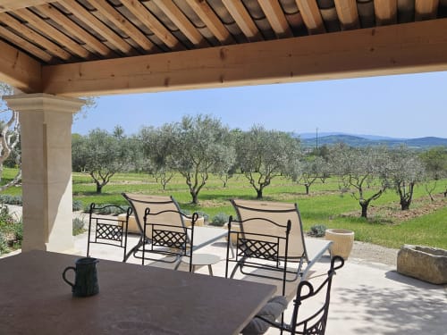Pergola auf der Terrasse mit Sitzbereich mit Blick auf die Olivenhaine von Gordes und die umliegende Landschaft