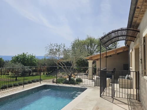 Lujosa área de piscina en Gordes con vistas al mar, pérgola y paisajismo mediterráneo