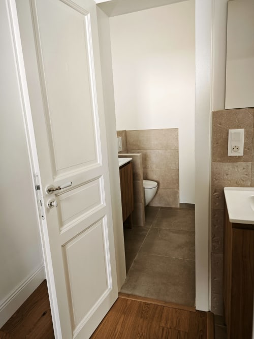Toilettes de la chambre Olympe à la maison d'hôtes Le Rêve d'Alice à Saint-Puy avec toilettes, lavabo et carrelage