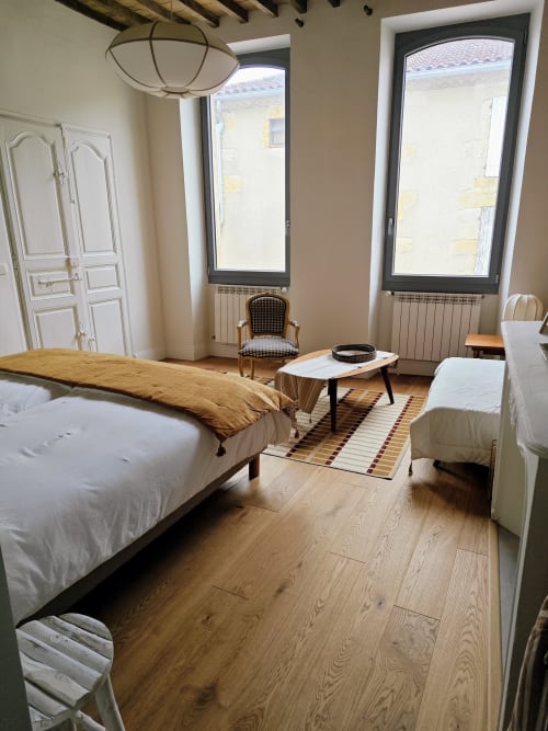 Chambre Olympe au B&B Le Rêve d'Alice à Saint-Puy, lits jumeaux avec vue sur la ville et mobilier d'époque