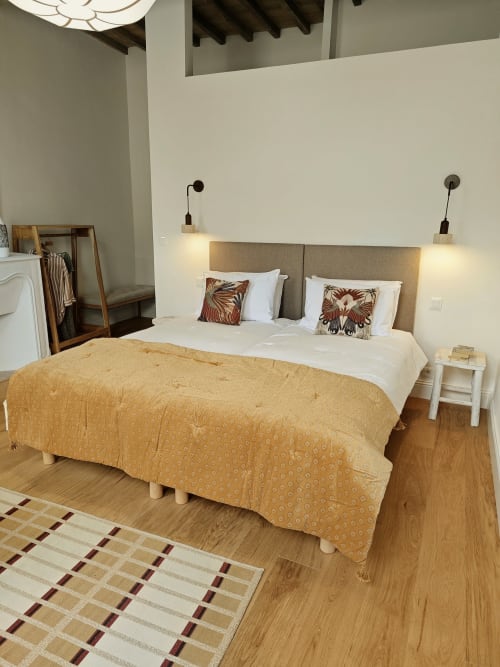 Chambre Olympe à Le Rêve d'Alice B&B à Saint-Puy avec lit double, literie beige et vue sur la ville