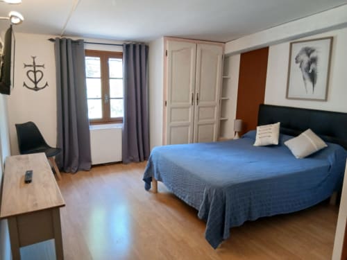 Chambre double spacieuse avec vue sur jardin au Mas d'Alivon, Arles - lit bleu, bureau et équipements modernes