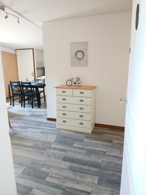 Studio Familial au Mas d'Alivon à Arles avec commode crème, parquet et décoration moderne