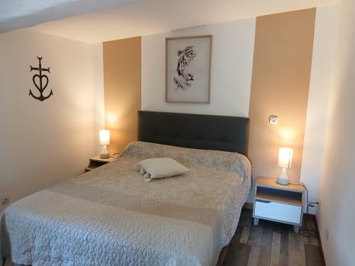 Chambre d'hôte Mas D Alivon à Arles : lit confortable, décoration murale, ambiance lumineuse et équipements modernes