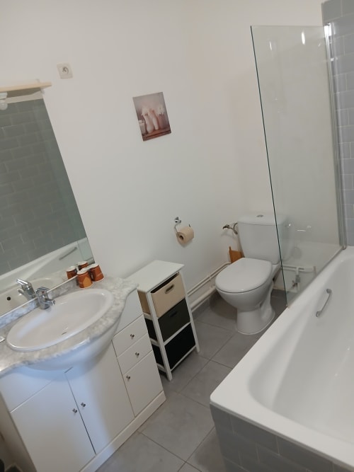 Salle de bain moderne du Studio Familial au Mas d'Alivon B&B à Arles avec lavabo, toilettes, baignoire et douche à l'italienne