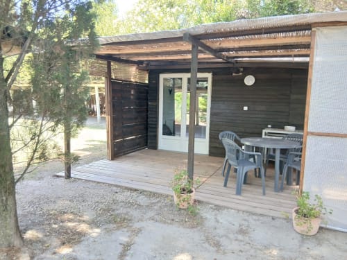Mas D Alivon Cabane 2, terrasse avec pergola, table à manger et cabane en bois foncé à Arles