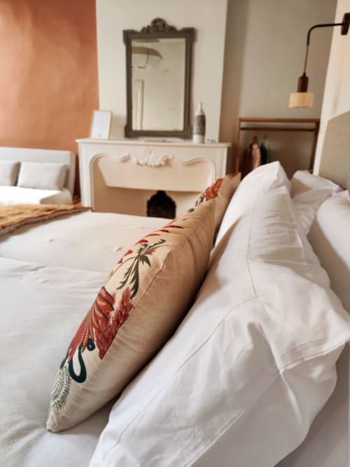 Chambre élégante à Le Rêve d'Alice à Saint-Puy avec literie blanche et coussins décoratis