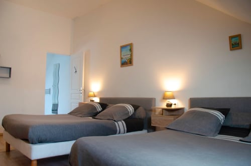 Lits jumeaux avec literie grise dans la chambre Le Relais de Poste aux Relais-Orbigny B&B à Orbigny, France