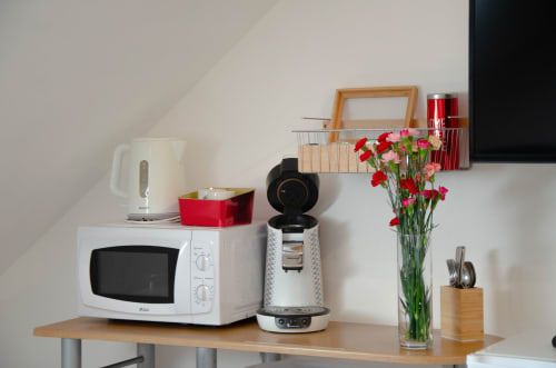Kitchenette de la chambre Le Relais de Poste aux Relais-Orbigny BnB avec micro-ondes, bouilloire électrique, cafetière et