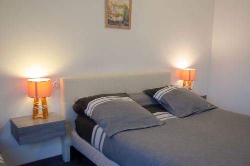 Chambre douillette aux Relais-Orbigny avec lit double, lampes de chevet et vue sur le jardin à Orbigny, France